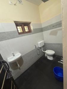 uma casa de banho com um WC e um lavatório em Anugraha Lotus Homestay em Varkala