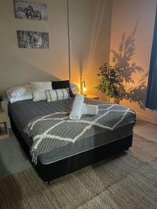 1 dormitorio con 1 cama en una habitación en Federal Hotel, en Quirindi