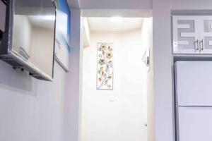 Camera con porta, finestra e TV di Royal Bliss Apartment Suites a Kingstown