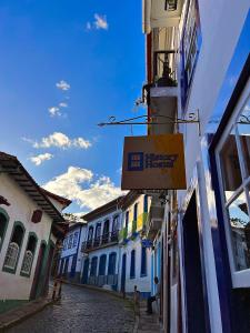 History Hostel في أورو بريتو: شارع فيه لافته على جانب مبنى