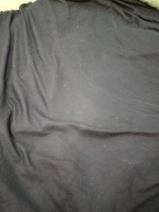 Una cama con una sábana gris. en Single Room in Wollongong near Uni en Keiraville