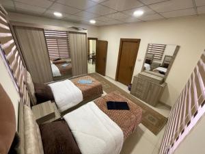 Pokój hotelowy z 2 łóżkami i lustrem w obiekcie Apartment for rent 50M fully furnished -completely new w mieście Amman