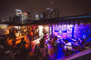 Hosté ubytování Chengdu Flipflop Hostel - Right Next To Taikooli & Metro - Chill & Social Rooftop Garden Bar - Free Activities - Friendly English Speaking Staff - Tibet, Panda, Buddha & Snow Mountain Tours