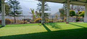 einen Tennisplatz mitten auf einem Hof in der Unterkunft The Himalaya Retreat Resort, Experience Nature in the Lap of Himalayas in Masuri