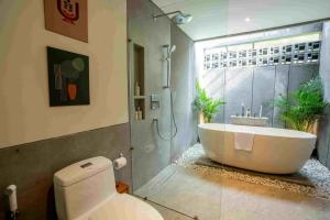 uma casa de banho com banheira e WC em Oma Ubud em Ubud