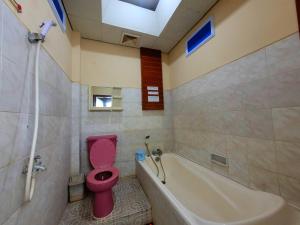 Ванная комната в Hotel Dirgahayu Ponorogo