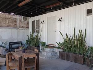 patio con tavolo e alcune piante di Container-Suite a La Paz