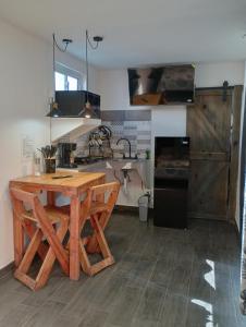 una cucina con tavolo in legno e sedie in legno di Container-Suite a La Paz Altre 13 foto
