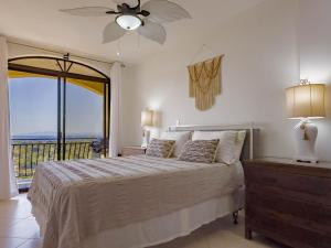 um quarto com uma cama e vista para o oceano em Ocean View Lux And Style Condo em Coco