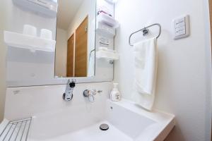 小樽市にあるRyoan / Vacation STAY 80251の洗面台と鏡のある白いバスルーム +26枚の写真