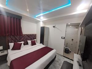 ein Schlafzimmer mit einem großen Bett in einem Zimmer in der Unterkunft HOTEL AKASH in Ahmedabad