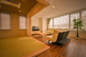 een woonkamer met een piano en een stoel bij Ryoan / Vacation STAY 80257 in Otaru