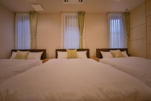 小樽市にあるRyoan / Vacation STAY 80251のベッドルーム1室(ベッド2台、窓2つ付)
