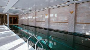 uma grande piscina interior com uma grande piscina em ALDONZA CHALET Akkol em Aqköl