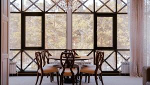un tavolo e sedie di fronte a una grande finestra di ALDONZA CHALET Akkol a Aqköl