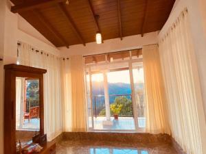 康提的住宿－Kandyan View Homestay -For Foreign，客厅设有大窗户,享有风景。