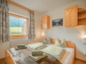 um quarto com 2 camas e uma janela em Apartments home Gamper, Brixen im Thale em Brixen im Thale