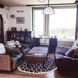 Posezení v ubytování 川と森の静かな街に朝陽の見える部屋 無料駐車場