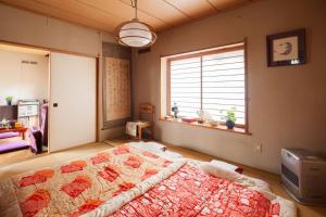 A bed or beds in a room at 川と森の静かな街に朝陽の見える部屋 無料駐車場