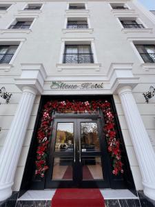 una puerta principal de un edificio con adornos navideños en Mono Life Hotel en Bayrakli