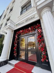 una puerta principal de un edificio con adornos navideños en Mono Life Hotel en Bayrakli