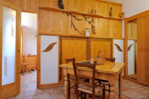 comedor con mesa de madera y sillas en Agriturismo La Torriola, en Todi