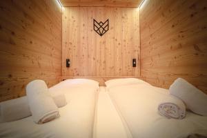 Postel nebo postele na pokoji v ubytování WOLF Apartments Padaun