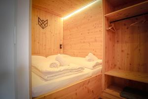 Postel nebo postele na pokoji v ubytování WOLF Apartments Padaun