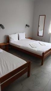 2 Betten in einem Zimmer mit Spiegel in der Unterkunft Casa de vacanta Zsenik Vendeghaz in Sovata