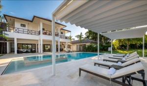uma villa com uma piscina e uma casa em Gorgeous Four Bedroom Villa em Cajuiles
