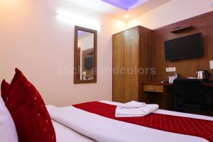 Habitación de hotel con cama y escritorio en Hotel Park Residency By BYOB Hotels, en Nueva Delhi