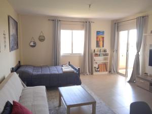 een woonkamer met een bank en een salontafel bij Xylophagou Rest and Relax 3 Ayia Napa Larnaca 1 bedroom apartment in Xylophaghou