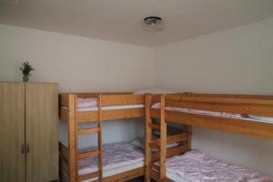 Una cama o camas cuchetas en una habitación  de ATC Kemp Kajlovec