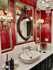 y baño con lavabo y espejo. en Mono Life Hotel en Bayrakli