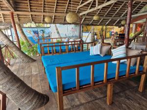 Panorama Beach Hotel في تانجالي: سرير في ارجوحة في منتجع