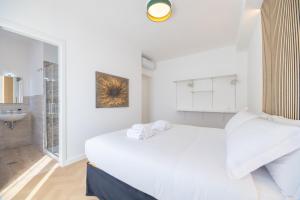 um quarto branco com uma cama grande e uma casa de banho em Vatican City Apartment em Roma