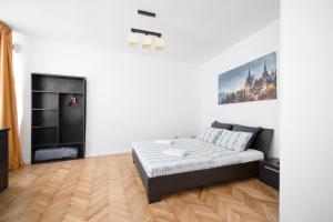 ein Wohnzimmer mit einem Bett und einem TV in der Unterkunft Your Home in Old Town Brasov in Braşov