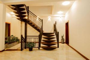 um corredor com uma escada em espiral numa casa em Manthra Leisure em Kandy