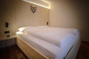 Postel nebo postele na pokoji v ubytování WOLF Apartments Padaun