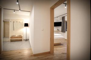 Postel nebo postele na pokoji v ubytování WOLF Apartments Padaun