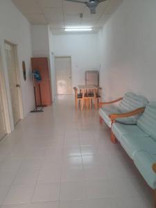 Ένα ή περισσότερα κρεβάτια σε δωμάτιο στο homestay pakjie