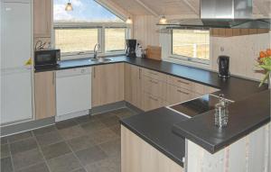 O bucătărie sau chicinetă la Holiday Home Søstjerneparken Nordborg Iv