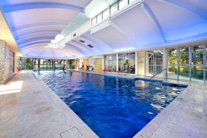 Bazén v ubytování "Boutique Sky Villa" by Inn Paradise nebo v jeho okolí