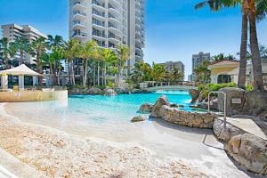 - une piscine dans un complexe avec des palmiers dans l'établissement "Boutique Sky Villa" by Inn Paradise, à Gold Coast