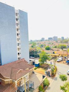 einen Blick über ein Gebäude und einen Parkplatz in der Unterkunft Havana Apartments-South B in Nairobi