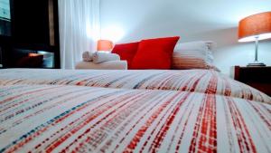 Hotel MRC PINHEIROS- The Best Excellence Duplex Studio Pinheiros - Red Velvet Deluxe Edition - First Class - By LuXXoR tesisinde bir odada yatak veya yataklar