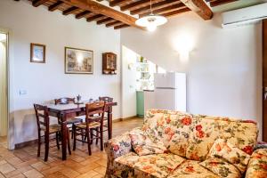 uma sala de estar com um sofá e uma mesa em Villa Rosanna em Castiglione della Pescaia