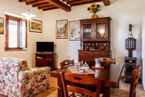uma sala de estar com uma mesa de jantar e uma televisão em Villa Rosanna em Castiglione della Pescaia