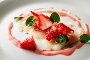 ein Dessert mit Erdbeeren auf einem weißen Teller in der Unterkunft Fuji Speedway Hotel - The Unbound Collection by Hyatt in Oyama