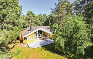 an overhead view of a tiny house in the woods at 2 Bedroom Amazing Home In Hjby in Lumsås